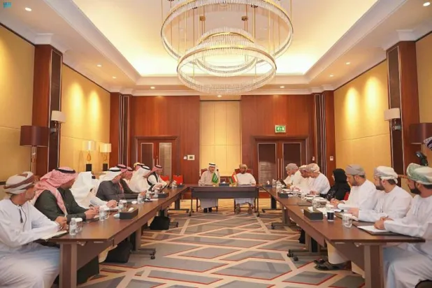 جانب من مناقشات الوفد السعودي مع الجانب العماني في مسقط (واس)