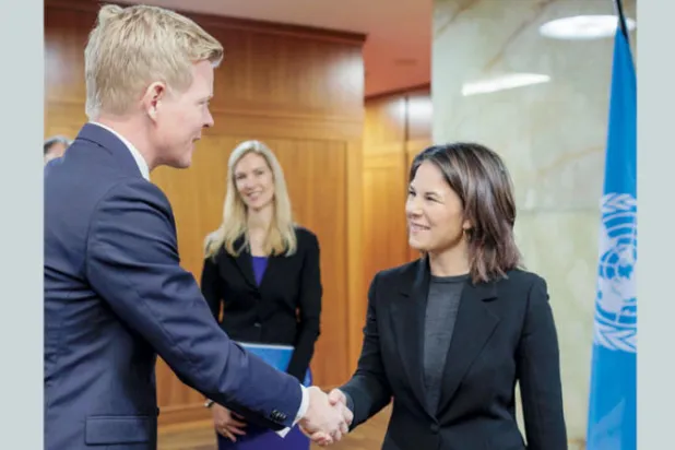 المبعوث الأممي إلى اليمن هانس غروندبرغ مع وزيرة الخارجية الألمانية (تويتر)