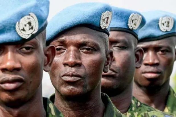 Mali’deki BM Çok Boyutlu Entegre İstikrar Misyonu’na (MINUSMA) bağlı Fildişi Sahili askerleri, salı günü Abidjan’da düzenlenen törende. Temmuz ayında Mali’de tutuklanıp hüküm giymiş Fildişi Sahili’nden 49 asker için bu ay af çıktı (AFP) 