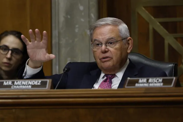 السيناتور الديمقراطي بوب مينينديز (أ.ف.ب)