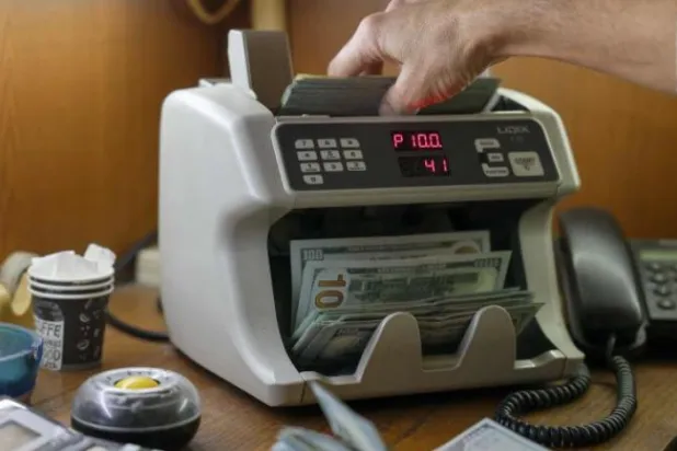 Beyrut'taki döviz bürolarındaki işlemlerde kurdaki dalgalanma net bir şekilde görülüyor. (AFP)