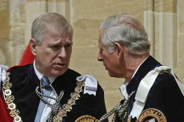 الملك تشارلز يتحدث إلى شقيقه الأمير أندرو (رويترز)