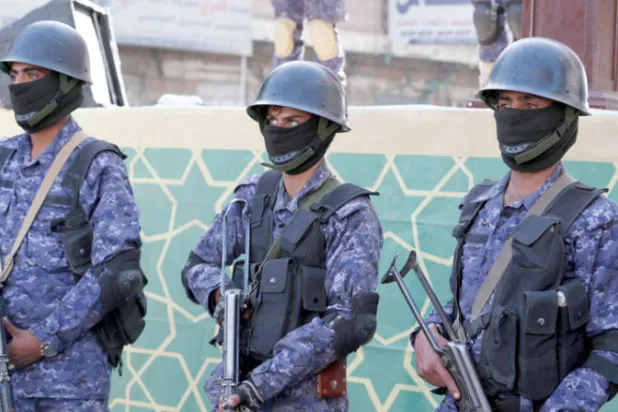 عناصر أمن حوثيون في أحد شوارع صنعاء (إ.ب.أ)