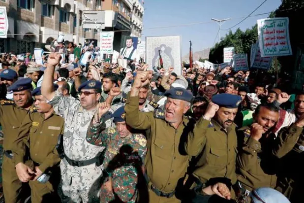 عسكريون موالون للانقلاب الحوثي في صنعاء يهتفون بشعارات الجماعة (إ.ب.أ)