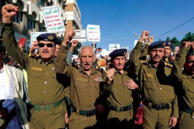 عناصر أمن موالون للحوثيين في أحد شوارع صنعاء (أ.ف.ب)