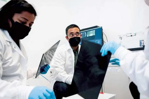 الفريق البحثي أثناء متابعة نتائج أبحاثه (جامعة كاليفورنيا)