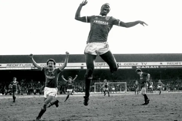 لقطة من مواجهة برايتون وليفربول في فبراير عام 1984 ويظهر في الصورة تيري كونور يحتفل بتسجيل هدفه (شاترستوك)
