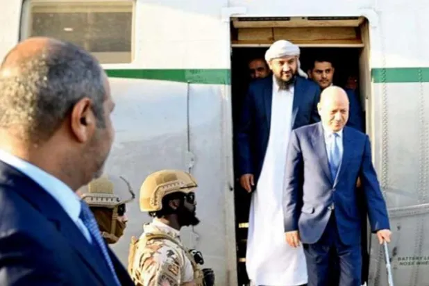 رشاد العليمي لدى وصوله إلى العاصمة المؤقتة عدن أمس (سبأ)