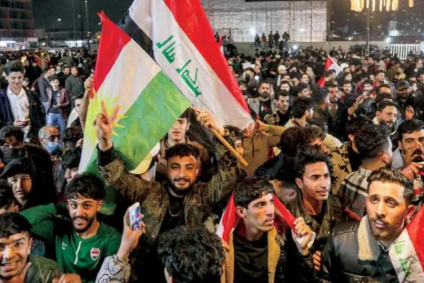 علما العراق وكردستان معاً خلال احتفالات في أربيل بفوز العراق بكأس «خليجي 25» (أ.ف.ب)
