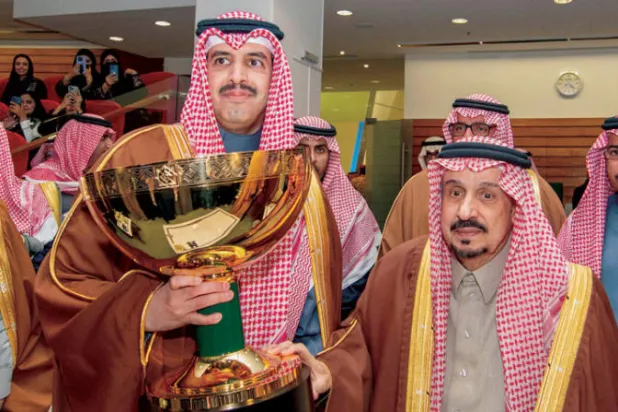 أمير الرياض يتوج الأمير سعود بن سلمان بن عبد العزيز بكأس الشوط مفتوح الدرجات (واس)