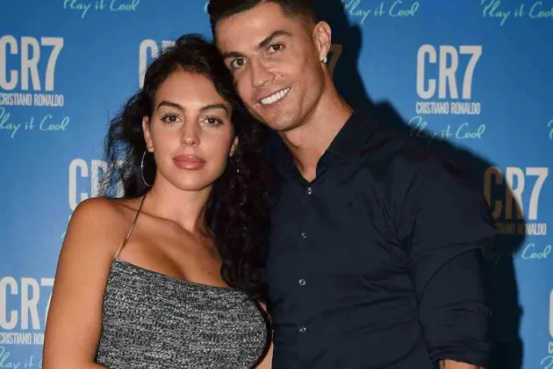 النجم البرتغالي كريستيانو رونالدو مع حبيبته جورجينا