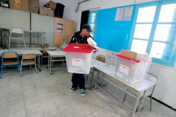 Başkent Tunus’taki bir sandık merkezindeki hazırlıklardan bir kare (EPA)