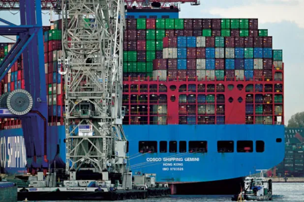 سفينة تابعة لشركة شحن صينية في محطة حاويات ميناء هامبورغ الألماني (رويترز)