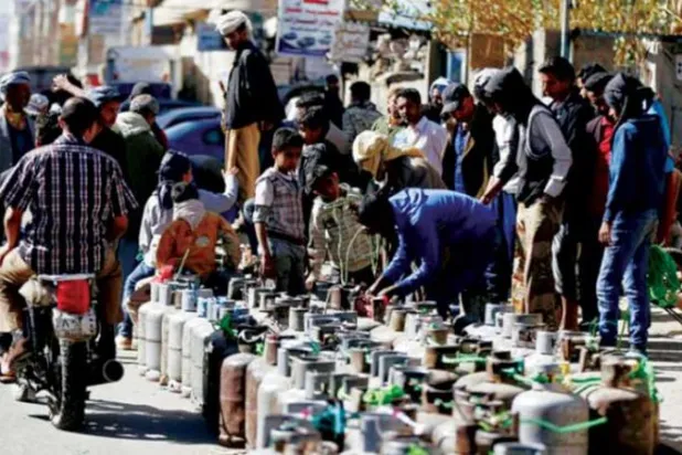 يمنيون ينتظرون في طوابير لتعبئة أسطوانات الغاز في ظل ندرتها في صنعاء (رويترز - أرشيفية)