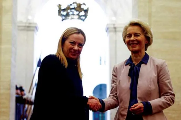 ميلوني لدى استقبالها رئيسة المفوضية الأوروبية أورسولا فون دير لاين في روما 9 يناير الحالي (رويترز)