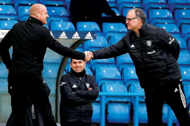 بيلسا وشون دايك مدرستان مختلفتان فمن منهما المناسب لإنقاذ إيفرتون؟ (غيتي)