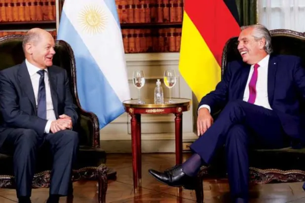 الرئيس الأرجنتيني ألبرتو فرنانديس والمستشار الألماني أولاف شولتس خلال لقائهما في بوينس آيرس، أول من أمس (إ.ب.أ)