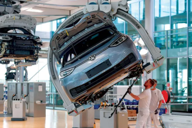 عمال على خط إنتاج سيارات فولكس فاغن في دريسدن (رويترز)