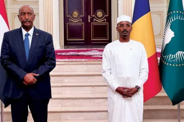 البرهان وديبي خلال لقائهما في أنجمينا أمس (سونا)