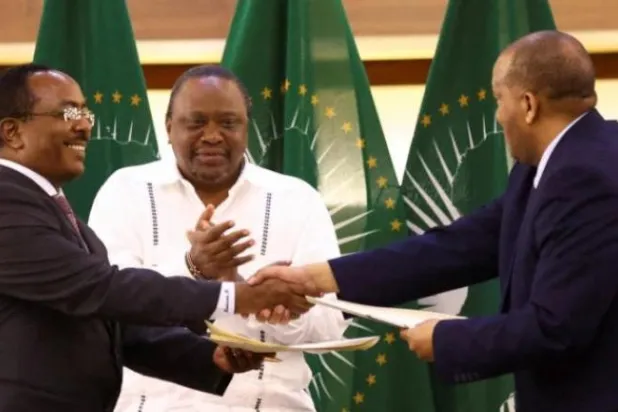 مصافحة بين ممثلي الحكومة الإثيوبية وقوات تيغراي لدى توقيع اتفاق السلام بجنوب أفريقيا في نوفمبر الماضي (رويترز)