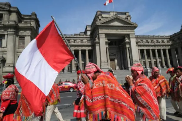 Peru Cumhurbaşkanı Dina Boluarte’ye karşı eylem yapan protestocular, geçen perşembe günü Lima'daki Yüksek Mahkeme’nin önünden geçiyorlar (Reuters)