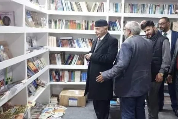 صورة وزعها مجلس النواب لتفقد رئيسه دور نشر ليبية في معرض القاهرة الدولي للكتاب
