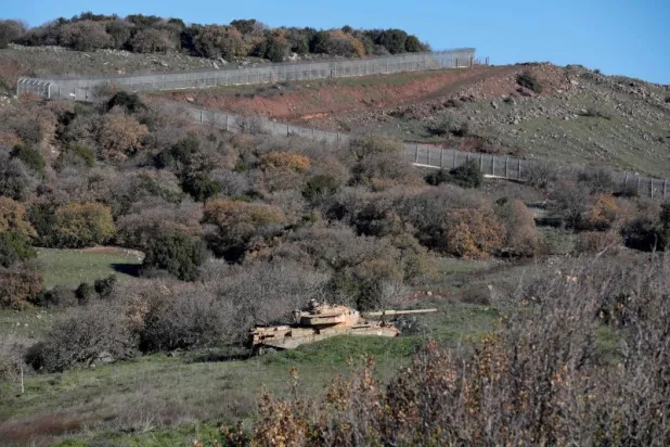 دبابة إسرائيلية عند خط الفصل في الجولان (أ.ف.ب)