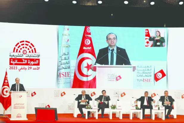 فاروق بوعسكر رئيس هيئة الانتخابات خلال إعلان النتائج الأولية لنسبة المشاركة في الاقتراع مساء الأحد (رويترز)