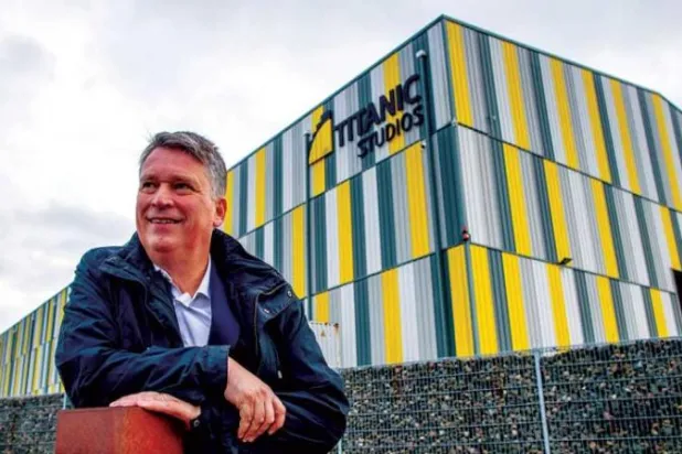ريتشارد ويليامز يقف خارج استوديوهات تيتانيك (أ.ف.ب)
