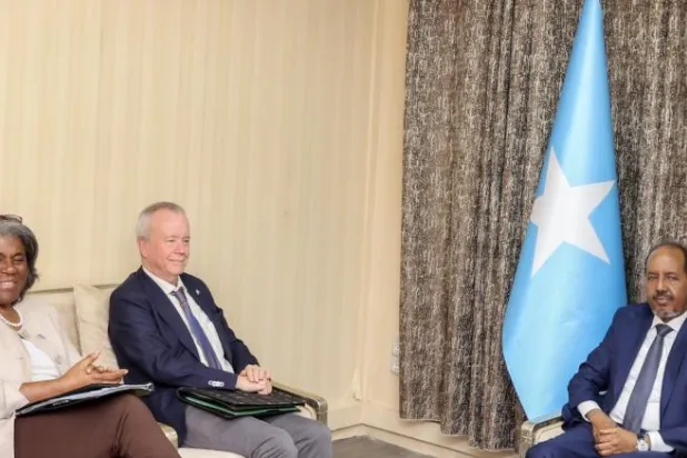 صورة وزعها مكتب الرئيس الصومالي لاجتماعه بالوفد الأميركي في مقديشو