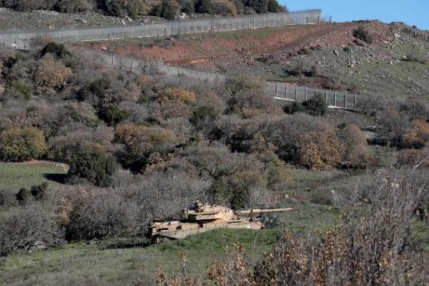 
یک تانک اسرائیلی در خط جدایی در بلندی‌های جولان (AFP)
