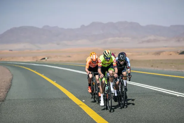 حسم ديلان المرحلة الأولى في مدة زمنية بلغت 4 ساعات و7 دقائق و59 ثانية (الشرق الأوسط)