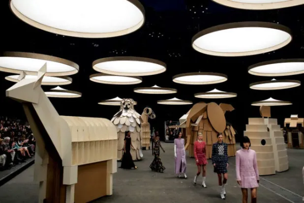 للمرة الثالثة تتعاون فيرجيني فيار مصممة دار «شانيل» مع الفنان زافييه فيلهان لتصميم ديكور مميز (أ.ب)