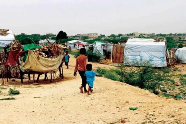 أطفال في مخيم للنازحين في مديرية عبس بمحافظة حجة اليمنية (رويترز)