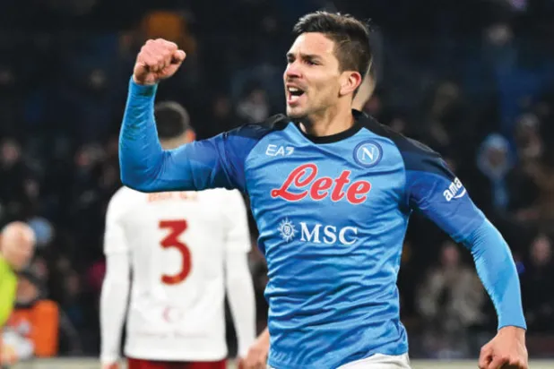 سيميوني يحتفل بهدفه الذي حسم فوز نابولي على روما (أ.ف.ب)