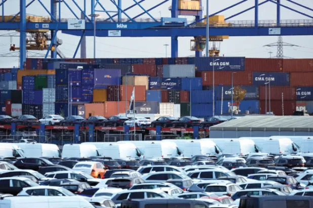 حاويات وسيارات معدة للتصدير في ميناء لوجيستي على نهر الراين في ألمانيا (أ.ب)