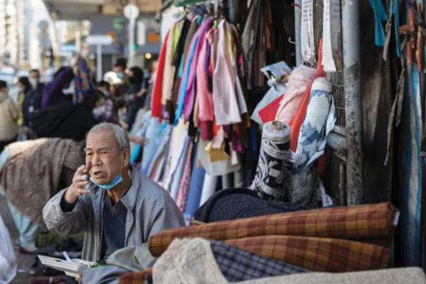 حركة كبيرة في إحدى الأسواق المحلية بهونغ كونغ عقب رفع قيود سياسة «صفر كوفيد» الصينية (إ.ب.أ)