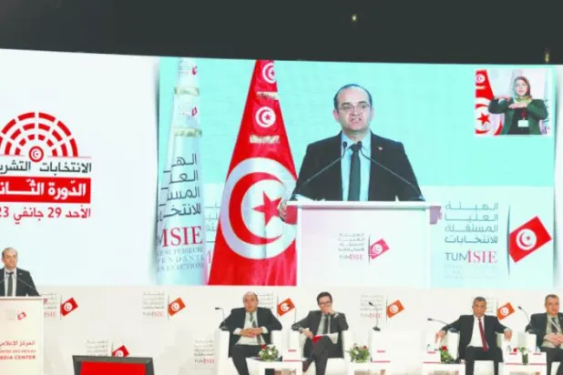 Tunus Bağımsız Yüksek Seçim Kurulu Başkanı Faruk Buasker, önceki akşam seçimlere katılımın ön sonuçlarını açıklarken (Reuters)