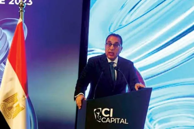 رئيس الوزراء المصري أثناء إلقاء كلمته في مؤتمر «سي آي كابيتال» (رئاسة الحكومة المصرية)