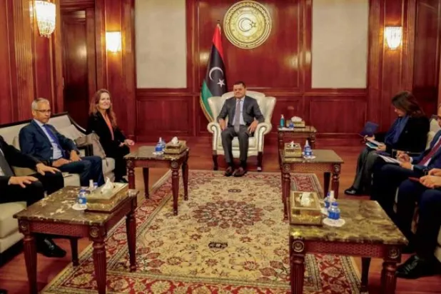 رئيس حكومة «الوحدة» الليبية المؤقتة خلال استقباله وفداً فرنسياً في طرابلس (الحكومة)