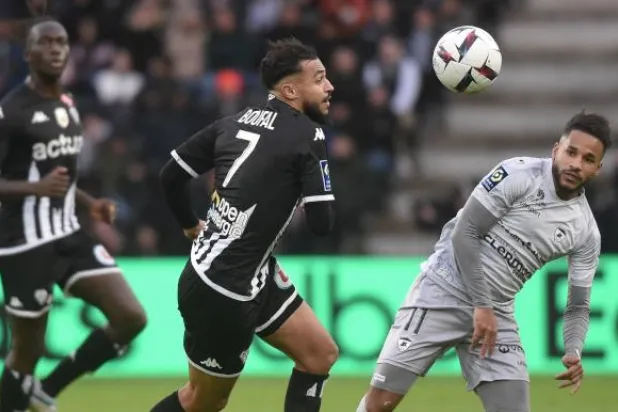 سفيان بوفال سيصل الدوحة اليوم تمهيدا للانضمام الى الريان القطري(أ.ف.ب)