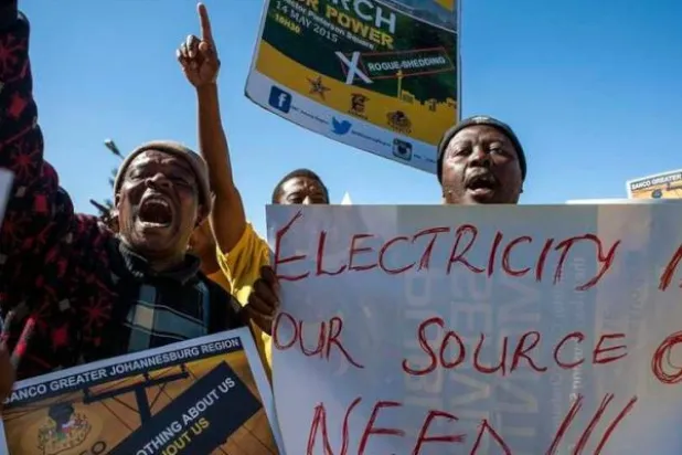 مسيرة احتجاجاً على انقطاع التيار الكهربائي في جنوب أفريقيا (أ.ف.ب)
