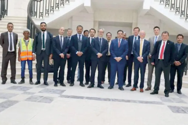 وزير الخارجية اليمني مع عدد من سفراء الاتحاد الأوروبي في مقر الخارجية الجديد بعدن أمس (سبأ)