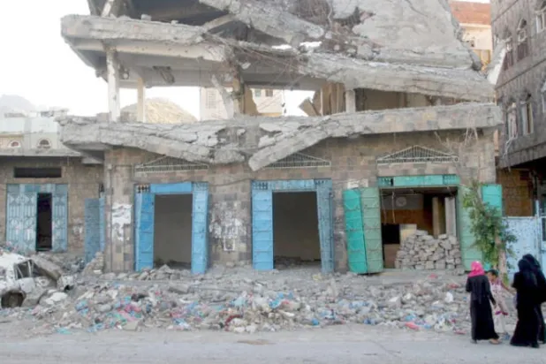 جانب من آثار الدمار في مدينة تعز اليمنية جراء الهجمات الحوثية (رويترز)
