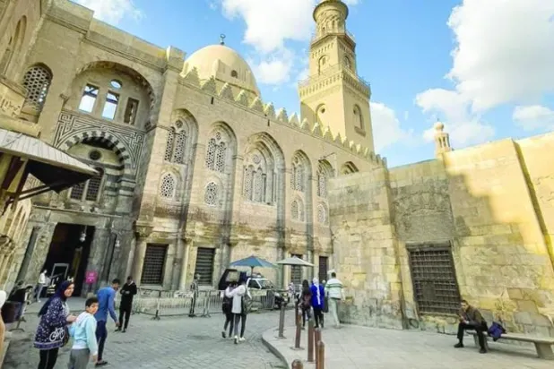 بوابة مجمع قلاوون... درة شارع المعز في قلب القاهرة القديمة (صفحة وزارة السياحة المصرية في فيسبوك)