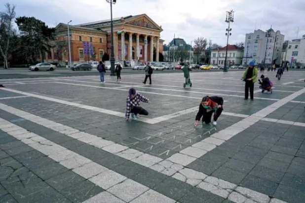 معلمون وطلاب بإضراب في العاصمة بودابست (أ.ف.ب)