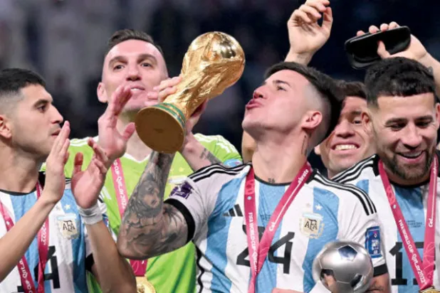 تشيلسي جعل من فرنانديز الفائز مع الأرجنتين بكأس العالم الصفقة الأغلى بالدوري الإنجليزي (أ.ف.ب)