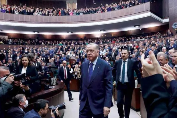 إردوغان لدى مشاركته في اجتماع لحزب «العدالة والتنمية» في أنقرة أمس (أ.ف.ب)