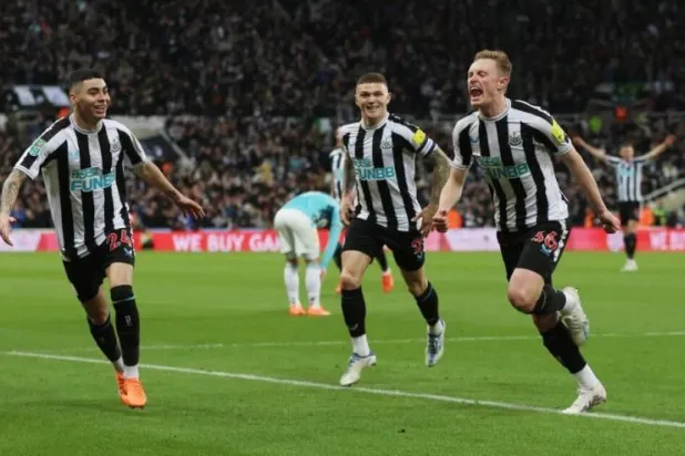 أكمل نيوكاسل المباراة بعشرة لاعبين بعد طرد لاعب وسطه البرازيلي برونو غيمارايش (رويترز)