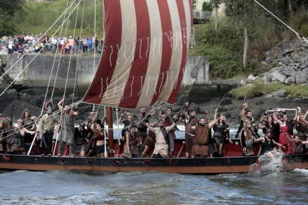 أشخاص يلبسون زي شعب الفايكنغ في احتفال سنوي بإسبانيا في 2 أغسطس 2015 (رويترز)